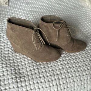 Arizona Womens Lacie Wedge Heel Lace-up Booties